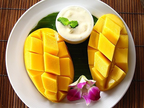 el mango es una fruta tropical que posee diferentes tipos de vitaminas y nutrientes para la salud