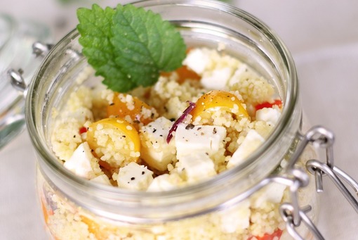 Leichter Couscous-Salat mit Mango und Minze