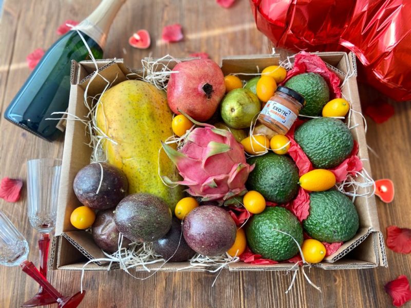 caja de fruta tropical para san valentín